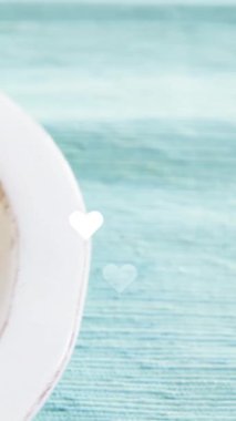 Kalp animasyonu, beyaz tabakta leziz hamburgerin yakın planında. Yemek, iştah açıcı, gurme, yemek, sevgililer günü, lezzetli