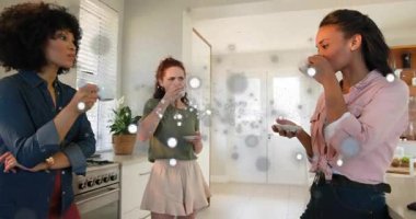 Arkadaşlar içki reklamı için mutfakta kahve yudumluyorlar. Kıvırcık bir arkadaş avuç içini tutuşturma teftişini işaret ediyor. Arkadaşlık, gündelik, modern, samimi, konuşkan, yaşam tarzı, sıcak