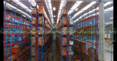 Portakal sandıkları depolanan raflardan oluşan koridora giren kamera, verileri haritalayan dalga formlarını yansıtıyor. Lojistik, depo, otomasyon, dijital, tarama, endüstriyel, envanter