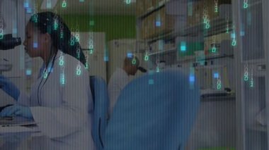 Kadın bilim adamı, erkek pipet sıvısı kullanırken, slayt animasyon teknolojisini yerleştirerek hücreleri analiz ediyor. Araştırma, yenilik, teknoloji, işbirliği, biyomoleküler, klinik, ilerleme