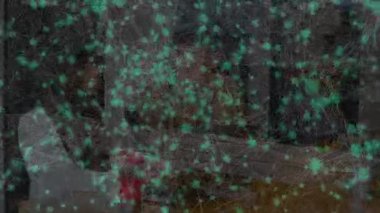 İş arkadaşları tableti tıklatıyor, bardakları yudumluyor raporu tartışıyorlar, adam dizüstü bilgisayarla açıklama yapıyor. İşbirliği, takım çalışması, yenilik, modern, profesyonel, iletişim, dijital