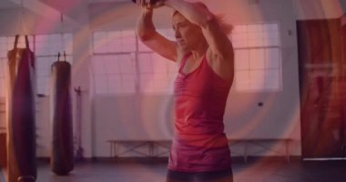 Yetişkin bir kadın spor salonunda kettlebell kavrayan kalçalarını büküyor fitness için sallanan çanları sallıyor. Spor, güç, egzersiz, antrenman, atletik, hareket, modern