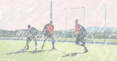 Gri defans oyuncuları yaklaşırken hokey oyuncusu topa vuruyor ve kaleye doğru ilerliyor. Atletik, takım çalışması, rekabet, çeviklik, spor giyim, yoğunluk, açık hava