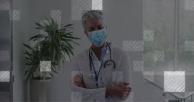 Mozaik kaplama değişimi ve klinikte azalma, maske ve steteskop takan kıdemli doktoru ortaya çıkarıyor. Profesyonel, sağlık, tıbbi, tanı, klinik, sağlık, sağlık