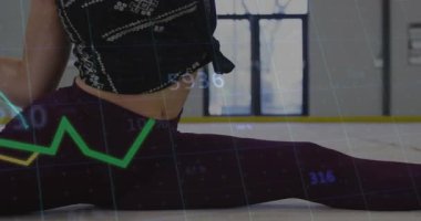 Dansçı bölünmeyi grafikler şeklinde başlatarak akrebin fitness takibi için esnemesine rehberlik ediyor. Esneklik, aerobik, spor kıyafeti, dinamik, atletik, performans