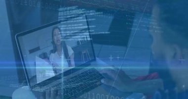 Erkek çağrıya başlıyor ve kadın kararların finans raporlarını animasyon veri örtüleriyle sunuyor. İş, işbirliği, dijital, analitik, girişim, yenilik, üretkenlik