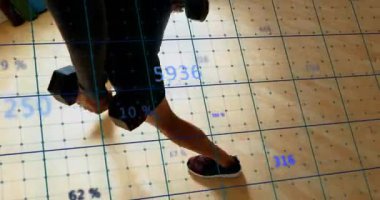 Dambıl tutan orta yaşlı bir adam sağlık ölçümlerini güncelleyerek şebekede hamle yapıyor. Fitness, strength, training, biomechanics, performance, analytics, exercise