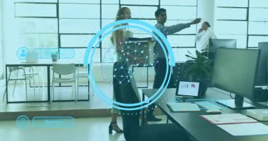 Orta yaşlı bir kadın çalışma alanı kurulumuna rehberlik ederken elinde kutularla açık planlı ofise giriyor. İşbirliği, çalışma istasyonu, modern, üretkenlik, profesyonel, ergonomik, takım çalışması