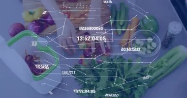 Aşçının elleri mutfak hazırlıkları sırasında soğan dilimleme disklerini AR zaman damgalarıyla dolduruyor. Sağlıklı, aşçı, modern, teknoloji, tazelik, hassasiyet, yaşam tarzı