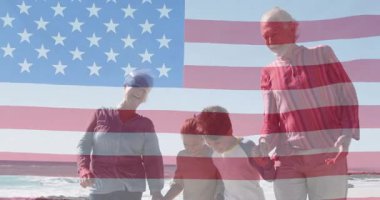 Vatansever bir aile kumsalda yürüyor. Çerçeveden çıkıyorlar. Animasyon Amerikan bayrağıyla kaplanıyorlar. Aile, sahil, kıyı şeridi, birliktelik, jenerasyon, açık hava, yaşam tarzı