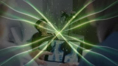 Klinik tıkırtı tableti ekranı ve göğüs röntgeni alanlarını vurgularken yeşil tarama ışınlarını canlandırıyor. Tıbbi, teknoloji, sağlık, görselleştirme, teşhis, yenilik, klinik