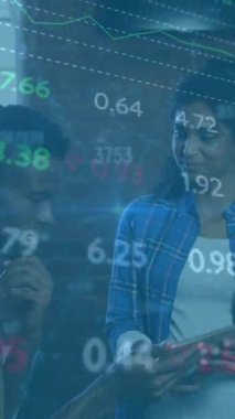 Ofisteki çeşitli iş adamları üzerinde finansal veri işleme animasyonu. Küresel finans, iş, bağlantılar, hesaplama ve veri işleme kavramı dijital olarak oluşturulmuş video.