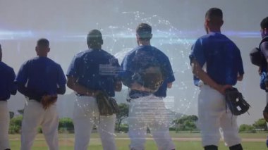 Sahada konumlanan altı beyzbol takım arkadaşı spor analitiği için veri küresini örtüyor. Sporcular, takım çalışması, dijital, teknoloji, spor, açık hava, canlı