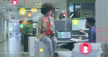 Tableti tıklatan ve iş planlama için bilgisayarını inceleyen yüzen sohbet simgelerini gösteren bir kadın. İşbirliği, iletişim, dijital, teknoloji, işyeri, modern, beyin fırtınası