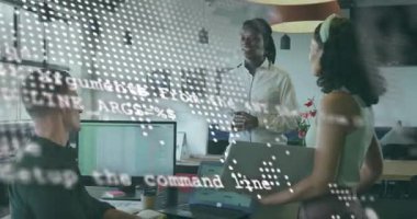 Kod atımları örtüyor, teknik tartışmalar kıvılcımlanıyor sunucu ekibe veri içgörülerini açıklarken. İşbirliği, takım çalışması, yenilik, dijital, modern, profesyonel, strateji