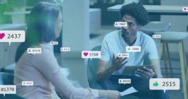 Pazarlama analisti tablet verilerini açıklarken, kalp simgeleri yükseliyor ve ikililer hareket ediyor. İşbirliği, takım çalışması, dijital, analitik, yenilik, iletişim, profesyonel