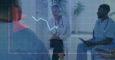 Kıdemli bayan doktor mavi eğilim çizgisi olarak kalemle oynuyor, hastanenin hasta veri incelemesine rehberlik ediyor. Tıbbi analiz, profesyonel işbirliği, veri görselleştirme, klinik tartışma, sağlık teknolojisi, takım danışmanlığı, teşhis gözden geçirme