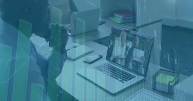 Uzaktan finans görüşmesi sırasında akıllı telefonu kulağına kaldıran, çizelgelerle dizüstü bilgisayarı yazan bir adam. Profesyonel, takım çalışması, dijital, iş, modern, analitik, iletişim