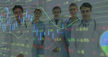 Sağlık ekibi animasyon stokları ve turta grafiklerini izlerken doktor tablet projeksiyonu bütçesini hesaplıyor. Meslektaşlar, analiz, modern, dijital, sağlık, takım çalışması, veri