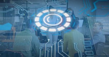 Sayfaları gösteren sunucu ve takım çatışmaya girerken strateji için holografik arayüz başlatılıyor. İşbirliği, yenilik, teknoloji, dijital, işyeri, takım çalışması, fütürist