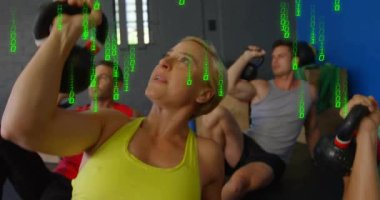 Beden eğitimi dersinde kettlebell kaldırma grubu, çekirdek dengeyi gösteren yeşil kod üst üste biner. Güç, fitness, egzersiz, eğitim, teknoloji, sağlık, anatomi