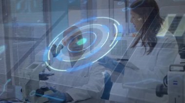 Erkek araştırmacı bilim adamı mikroskobu holografik arayüz olarak kullanıyor ve dişi verileri gösteriyor. Araştırma, yenilik, işbirliği, dijital, fütüristik, kesinlik, biyoteknoloji