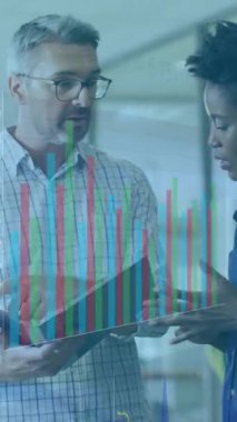 Veri analizleri, renkli grafik animasyonları olan iş adamları. işbirliği, takım çalışması, sunum, şirket, teknoloji, beyin fırtınası