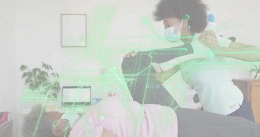 Hasta bacağına fizyoterapist rehberlik ediyor, göğüs gerdirme işlemini yeşil devre kaplamayla başlatıyor. Rehabilitasyon, fizyoterapi, sağlık, refah, hareket, terapi, dijital grafikler