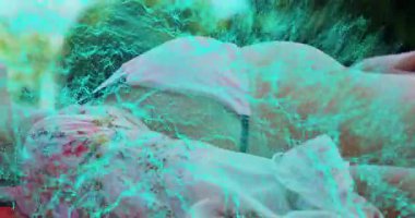 Kırmızı havlunun üzerinde uzanan kadın turkuaz dalga titreşimli kafa kaldırarak sağIık efekti alıyor. Gerçeküstü, rahatlama, doğa, canlı, huzur, organik, uyum.