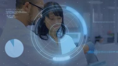 Erkek, laboratuardaki mikro pipetle veri aktarımına rehberlik ediyor. Bilim, işbirliği, yenilik, teknoloji, araştırma, analiz, veri görselleştirmesi