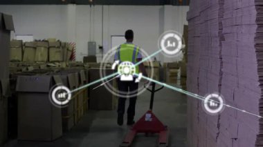 Depo işçisi, palet kutusunu aşağı çekiyor. Ağ, görsel lojistiği örtüyor. Sanayi, lojistik, dijital, teknoloji, imalat, otomasyon, tedarik zinciri