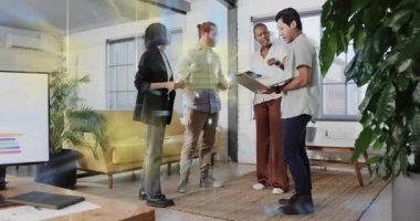 İş ekibi, holografik çizgiler olarak dizüstü bilgisayar verilerini ve grafiklerini inceleme için dinlenme odasını kuşatıyorlar. İşbirliği, yenilik, dijital, takım çalışması, modern, beyin fırtınası, veri görselleştirme