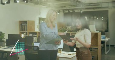 Rapor detaylarına dikkat çekerek, meslektaşlar verileri gözden geçiriyorlar, ekranda canlandırılmış çubuk ve çizgi grafikleri yükseliyor. İş, takım çalışması, analitik, veri, işbirliği, grafikler, modern