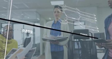 Ayakta duran iş adamları dosyalara rehberlik ediyor. Evrakları gözden geçirip, zaman çizelgesini akışına bırakıyorlar. İşbirliği, takım çalışması, profesyonellik, modernlik, kurumsal kazanç, iş büyümesi, işgücü