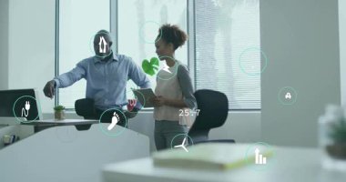 Erkek meslektaşım bisiklet ikonlarına dokunuyor, kadın iş arkadaşım, sürdürülebilirlik verilerini değerlendiriyor. İşbirliği, sürdürülebilirlik, dijital, yenilik, çevre, analitik, çalışma alanı