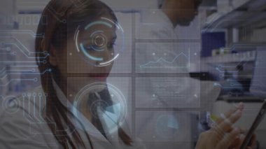 Laboratuvarda tablet ekranı tıklatan kadın bilim adamı, holografik HUD güncelleme çizelgeleri, analiz için kod. Teknoloji, yenilik, işbirliği, araştırma, fütürizm, dijital, bilim