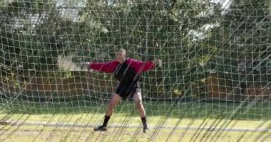 Futbolcu şut topunun ağlara çarpmasına odaklanıyor. Bu da dalış kurtarma topunun yeniden başlamasına neden oluyor. Atletik, kararlılık, eylem, spor, açık hava, yoğunluk, performans