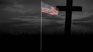 Rüzgar yükseliyor, bulutlar sürüklenirken bayrakları açıyor ve ahşap haçın yanında dalgalanıyor. Vatanseverlik, maneviyat, hareket, doğa, dramatik, siluet, ciddiyet