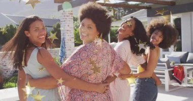 Bahçede parlayan parıltı, pazarlama kampanyası için kahkahaya dönüşen dört kadın. Arkadaşlık, kutlama, açık hava, eğlence, aydınlık, canlı, neşe