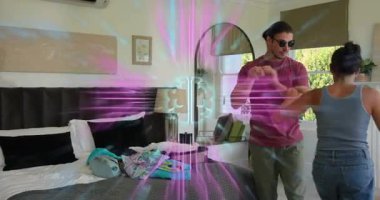 Adam AR gözlüklerini kaldırıyor, teknolojiyi etkinleştiriyor çamaşırları düzenlemek için kadın gömleği katlıyor. Teknoloji, dijital, fütüristik, yenilik, ev, yaşam tarzı, modern