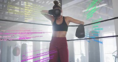 Dişi boksör bitiş fitness seti halka halatlarına yaslanıyor kod akışlarını esnetiyor ve hazırlanıyor. Sporcu, güç, dayanıklılık, teknoloji, dijital, kararlılık, güç