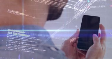 Karanlık ekrandan başlayarak, analitiği gösteren telefonları dinleyen ve ikili kod ve grafikleri kaydıran adam. Teknoloji, veri, analitik, finans, yenilik, dijital, iş