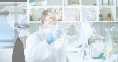 Kıdemli bilim adamı maskeyi ayarlıyor, sonra da haritanın yerini değiştirerek laboratuvarda reaksiyon veriyor. Bilim adamı, araştırma, laboratuvar, bilimsel, analitik, kesinlik, yenilik