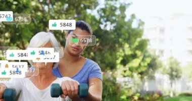 Spor eğitmeni, spor yapmak için ağırlık kaldıran üst düzey bir müşteri olarak sosyal medya simgelerini başlatıyor. Sağlık, zindelik, güç, motivasyon, açık hava, aktif, modern