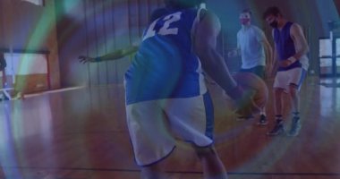 Mavi 12 'deki basketbol atleti defans oyuncusu ve top sürme numarası yaparak hareket örtüsü gösteriyor. Spor, takım çalışması, atletizm, rekabet, fitness, hareket, eğitim