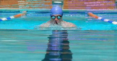 Kaput takan erkek yüzücü, forma girmek için kucak kurbağalama hareketi yapıyor. Atletik, hareketli, su, yoğunluk, profesyonellik, spor, modernizasyon