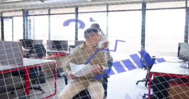 Oturmuş adam doktorları eğlence olsun diye inceliyor, ayakta duran kadın sandalye itiyor, grafikler çiziyor. İşbirliği, takım çalışması, ofis, dinamik, modern, üretkenlik, profesyonel