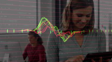 Ofis dalgalarında görülen düz dalga boyu tablet çalan kadınla senkronize olarak veri gösteriyor. Teknoloji, işbirliği, üretkenlik, modern, dijital, çalışma alanı, veri