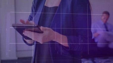 Ofiste tableti tıklatan kurumsal bir kadın veri analizi için yükselen bar çizelgeleriyle üç boyutlu şebekeye neden oluyor. Teknoloji, analitik, veri görselleştirme, iş zekası, profesyonel, modern, kurumsal