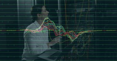 Dizüstü bilgisayardaki nabız çizelgelerini gözlemleyen teknisyen, raf kablolarını takip eden ve ağ ölçümlerini izleyen. Teknoloji, veri merkezi, siber güvenlik, bağlantı, tanı, altyapı, mühendislik